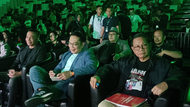 Momen 3 cagub, Dharma Pongrekun, Ridwan Kamil, Pramono Anung, di Indonesia Arena dalam acara Kahforwad, Sabtu (28/9). Foto: Thomas Bosco/kumparan