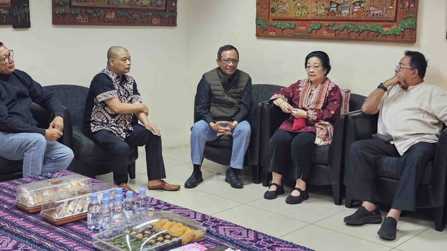 Megawati Soekarnoputri menonton pertunjukan Teater Indonesia Kita dengan Lakon "Si Manis Jembatan Merah" di Teater Besar Taman Ismail Marzuki (TIM), Jakarta, Sabtu malam (28/9/2024).  Foto: Dok. Istimewa