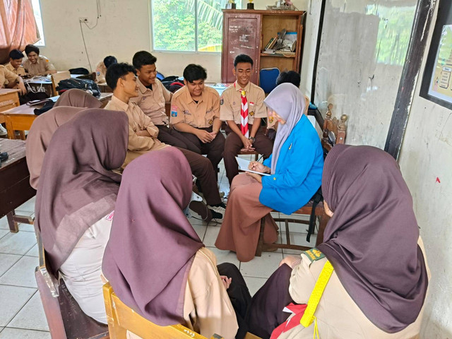 kegiatan berkelompok saat pembelajaran kelas X MA Daarul Hikmah Pamulang Barat