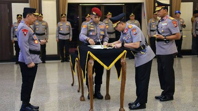 Pelantikan Irjen Pol Roycke Harry Langie, SIK.MH, sebagai Kapolda Sulawesi Utara. (foto: dokumen istimewa)