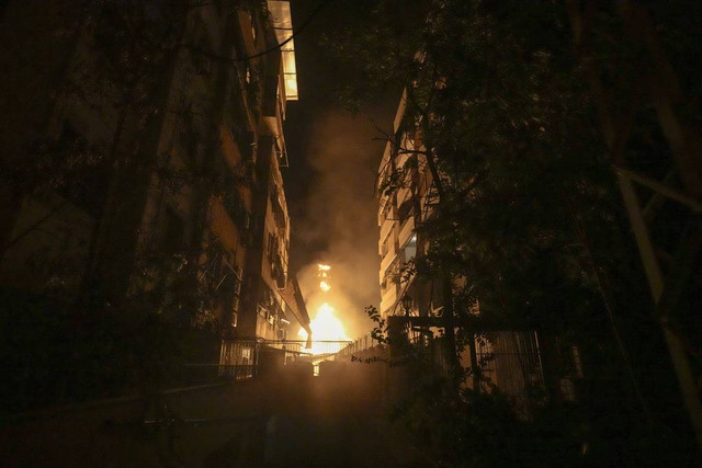 Api berkobar di pinggiran Beirut, usai serangan udara Israel pada Jumat (27/9)  Foto: AP Photo/Bilal Hussein