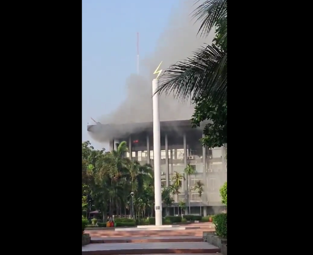 Tangkapan layar akun X pemadam kebakaran Jakarta @humasjakfire terkait kebakaran di Gedung Bakamla, Minggu (29/9). Foto: X @humasjakfire