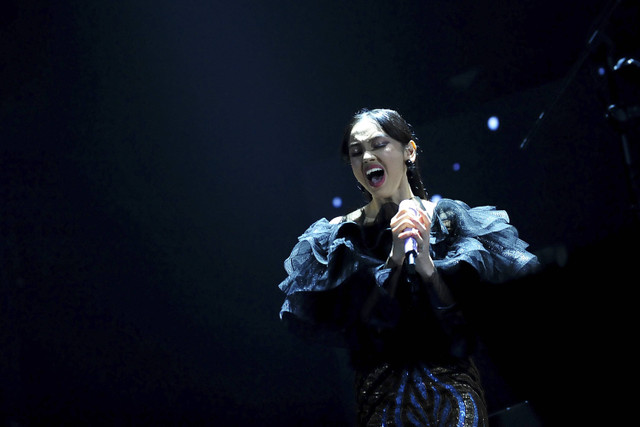 Penyanyi Lyodra menyanyikan lagu pada Konser 'Ada' Afgan dan Lyodra Live in Kuala Lumpur di Megastar Arena, Kuala Lumpur, Malaysia, Sabtu (28/9/2024). Foto: Rafiuddin Abdul Rahman/ANTARA FOTO