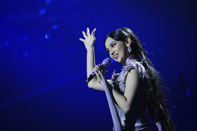 Penyanyi Lyodra menyanyikan lagu pada Konser 'Ada' Afgan dan Lyodra Live in Kuala Lumpur di Megastar Arena, Kuala Lumpur, Malaysia, Sabtu (28/9/2024). Foto: Rafiuddin Abdul Rahman/ANTARA FOTO