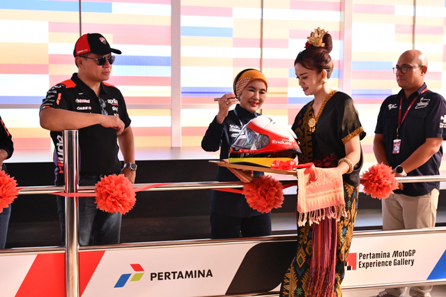 Direktur Utama Pertamina Nicke Widyawati menandatangani helm saat peresmian Pertamina MotoGP Experience Gallery saat acara Pertamina Grand Prix Of Indonesia 2024 di Pertamina Mandalika International Circuit, Lombok Tengah, Nusa Tenggara Barat pada Sabtu (28/9/2024). Foto: Dok. Pertamina