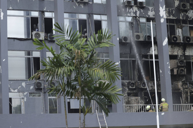 Petugas menyemprotkan air ke arah gedung yang terbakar di Gedung Badan Keamanan Laut (Bakamla) RI, Jalan Proklamasi, Pegangsaan, Menteng, Jakarta Pusat, Minggu (29/9/2024). Foto: Jamal Ramadhan/kumparan