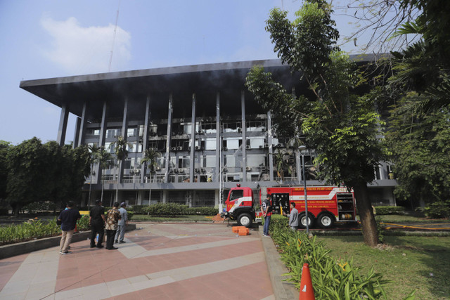 Petugas menyemprotkan air ke arah gedung yang terbakar di Gedung Badan Keamanan Laut (Bakamla) RI, Jalan Proklamasi, Pegangsaan, Menteng, Jakarta Pusat, Minggu (29/9/2024). Foto: Jamal Ramadhan/kumparan