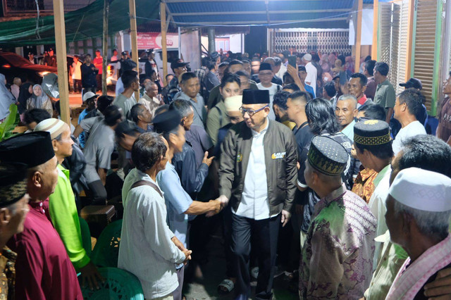 Sutarmidji saat menemui warga Paloh dan berdialog mendengarkan aspirasi mereka. Foto: Dok, Istimewa