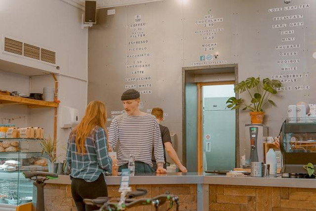 Cafe dekat TSM Bandung. Foto hanyalah ilustrasi bukan tempat sebenarnya. Sumber: Unsplash/Toa Heftiba