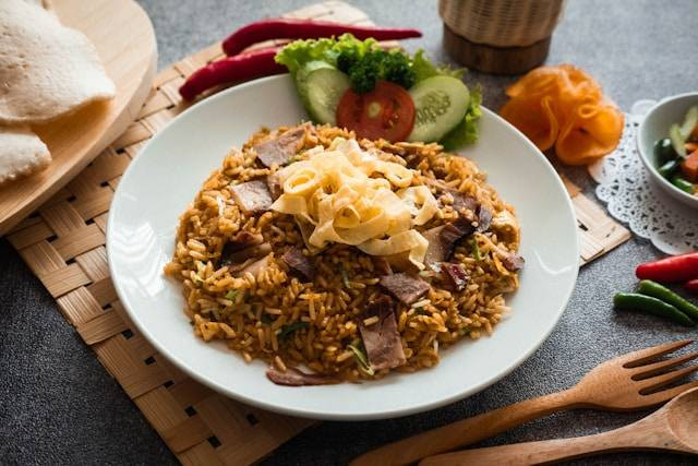Kuliner di Jalan Opak. Foto hanyalah ilustrasi, bukan tempat sebenarnya. Sumber: unsplash/DILAN JEANS BANDUNG.
