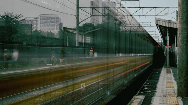 Tiket kereta Cirebon Bandung. Foto hanyalah ilustrasi bukan tempat sebenarnya. Sumber: Unsplash/Riffat Muntaz