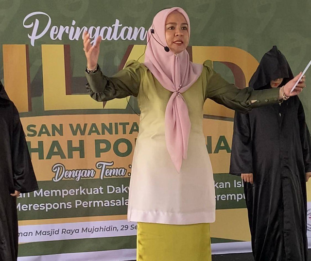 Bebby Nailufa saat bacakan puisi hasil karyanya di milad Masyithah ke -69. Foto: Yulia Ramadhiyanti/Hi!Pontianak