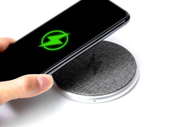 sumber : https://www.istockphoto.com/id/foto-foto/wireless-charger