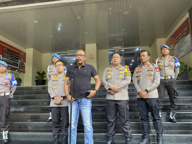 Kapolres Jakarta Selatan, Kombes Ade Rahmat bersama Dirreskrimum Polda Metro Jaya, Kombes Wira Satya berikan update terkait pembubaran diskusi yang terjadi di Kemang, Jakarta Selatan pada Minggu (29/9/2024). Foto: Abid Raihan/kumparan