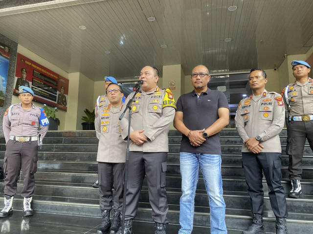 Kapolres Jakarta Selatan, Kombes Ade Rahmat bersama Dirreskrimum Polda Metro Jaya, Kombes Wira Satya berikan update terkait pembubaran diskusi yang terjadi di Kemang, Jakarta Selatan pada Minggu (29/9/2024). Foto: Abid Raihan/kumparan