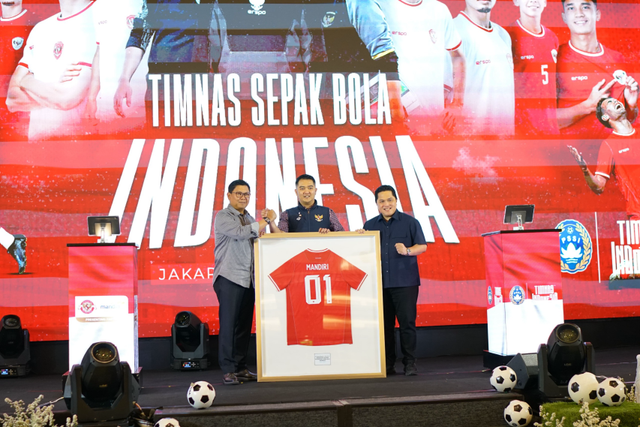 Direktur Utama Bank Mandiri, Darmawan Junaidi (kiri) Direktur PT Garuda Sepakbola Indonesia (GSI), Marsal Masita (tengah), dan Ketua PSSI, Erick Thohir (kanan) di Jakarta, Jumat (23/8/2024). Foto: Dok. Bank Mandiri