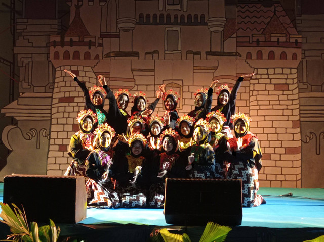penampilan tarian tradisional oleh siswi SMAIT Ihsanul Fikri dalam acara puncak organisasi Fesfora 2023, sumber dokumentasi pribadi.