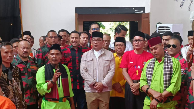 Cagub Jakarta, Ridwan Kamil berpantun saat tiba di Konsolidasi SOKSI DKI Jakarta, Gedung Judo Kelapa Gading, Jakarta Utara, Minggu (29/9/2024).  Foto: Fadlan Nuril Fahmi/kumparan