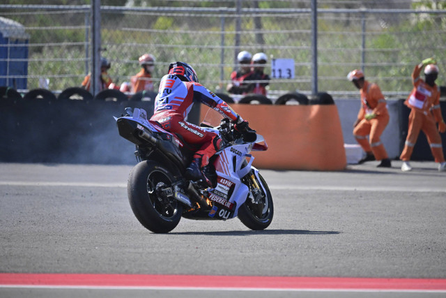 Pembalap Gresini Racing MotoGP asal Spanyol, Marc Marquez, keluar lintasan saat balapan MotoGP Grand Prix Indonesia di Sirkuit Internasional Mandalika di Mandalika, Nusa Tenggara Barat, Minggu (29/9/2024). Foto: Bay Ismoyo/AFP