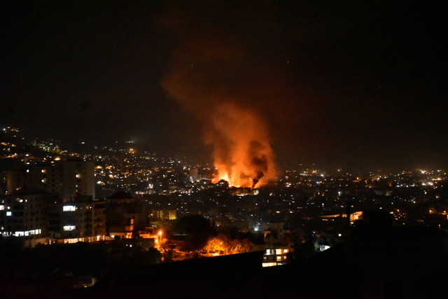 Asap mengepul dari lokasi serangan udara Israel yang menargetkan sebuah permukiman di pinggiran selatan Beirut, Lebanon, Sabtu (28/9/2024). Foto: Fadel ITANI / AFP