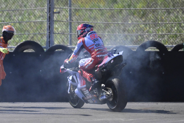 Pembalap Gresini Racing MotoGP asal Spanyol, Marc Marquez, pensiun saat balapan MotoGP Grand Prix Indonesia di Sirkuit Internasional Mandalika di Mandalika, Nusa Tenggara Barat, Minggu (24/9/2024). Foto: Bay Ismoyo/AFP