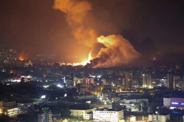 Asap mengepul dari lokasi serangan udara Israel yang menargetkan sebuah permukiman di pinggiran selatan Beirut, Lebanon, Sabtu (28/9/2024). Foto: Mohamed Azakir/REUTERS 