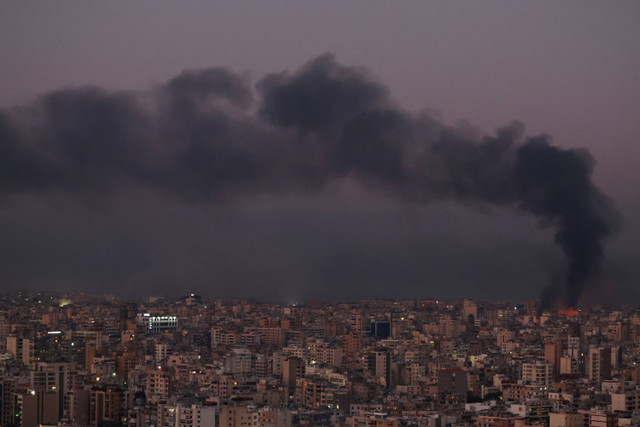 Asap mengepul dari lokasi serangan udara Israel yang menargetkan sebuah permukiman di pinggiran selatan Beirut, Lebanon, Sabtu (28/9/2024). Foto: Mohamed Azakir/REUTERS 