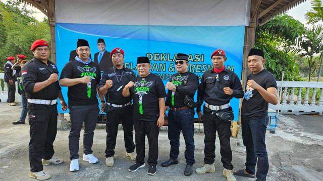 Joko-Rony, Ketua Umum Relawan Joko-Rony (kanan sendiri) dan para komandan Ormas Joxzin berfoto bersama di depan wartawan. Foto: Dok. Istimewa