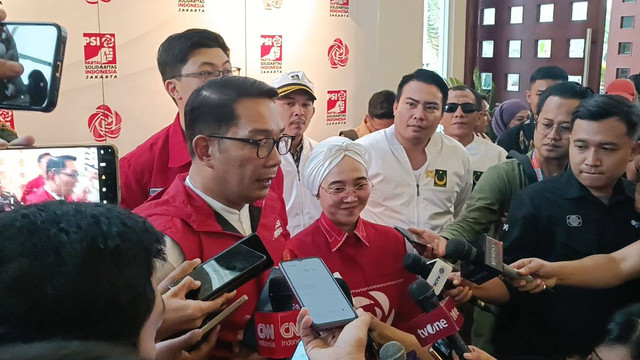 Cagub Jakarta Ridwan Kamil dan Ketua DPW PSI Jakarta Elva Farhi Qolbina dalam acara Kopdarwil PSI di Maria Convention Hall, Jakarta Utara, Minggu (29/9/2024). Foto: Fadlan Nuril Fahmi/kumparan