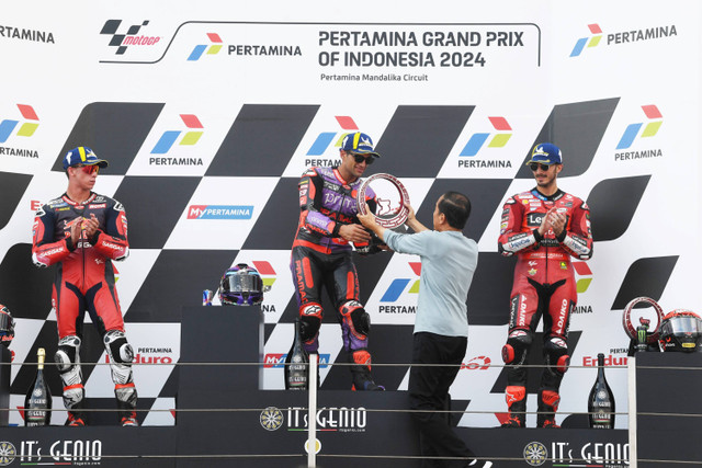 Presiden Joko Widodo (kedua kanan) memberikan piala kepada pebalap Prima Pramac Jorge Martin yang memenangi MotoGP Mandalika di Pertamina Mandalika International Street Circuit, Lombok Tengah, NTB, Minggu (29/9/2024). Foto: Akbar Nugroho Gumay/ANTARA FOTO