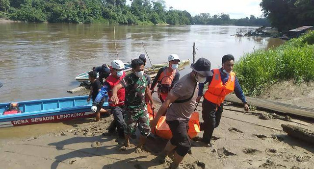 Evakuasi jenazah warga yang tenggelam di Sungai Melawi. Setelah tiga hari tenggelam, korban ditemukan meninggal dunia. Foto: Dok Polres Melawi