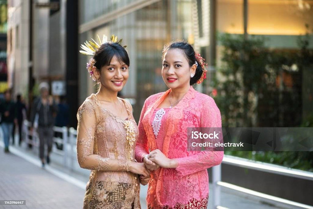 Ilustrasi Wanita Mengenakan Kebaya (sumber: https://www.istockphoto.com/id/foto/teman-teman-dengan-pakaian-tradisional-tersenyum-untuk-kamera-gm1143196447-306915286