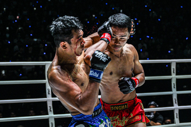 Superbon (kanan) mendaratkan sikutan tajam ke arah Jo Nattawut di laga puncak ONE Friday Fights 81 pada Jumat (27/9/2024). Foto: ONE Championship