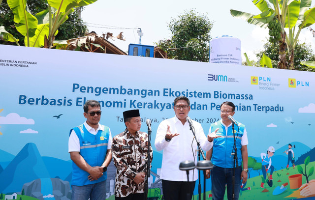 Wakil Menteri Pertanian Republik Indonesia, Sudaryono (kedua dari kanan) saat memberikan sambutan pada Peresmian Pengembangan Ekosistem Biomassa Berbasis Ekonomi Kerakyatan dan Pertanian Terpadu di Tasikmalaya, Kamis (26/9/2024). Foto: Dok. PLN