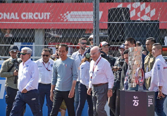 Presiden RI Joko Widodo didampingi CEO Dorna Sports Carmelo Ezpeleta berjalan menuju lintasan sesaat sebelum balapan MotoGP dimulai di Pertamina Mandalika International Street Circuit, Kuta, Praya, Lombok Tengah, NTB, Minggu (29/9/2024). Foto: Ahmad Subaidi/ANTARA FOTO