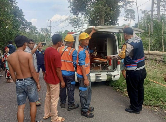 Petugas kepolisian saat mengevakuasi korban. (ist)