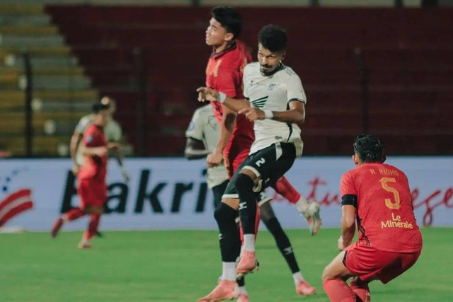 Persija Jakarta melawan PSM Makassar pada pertandingan Liga 1 di Stadion Sultan Agung, Bantul, Minggu (29/9/2024). Foto: Instagram/ @psm_makassar