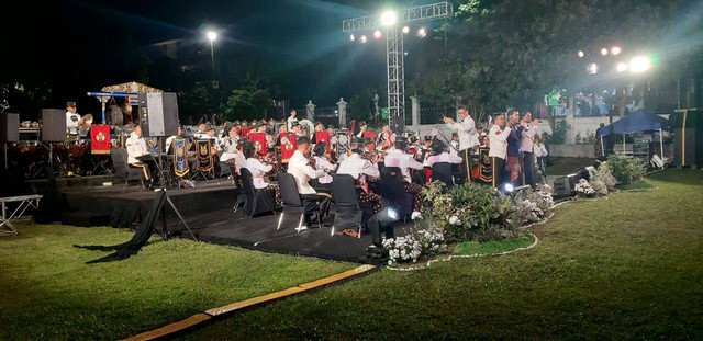 Pertunjukan kolaborasi musik orkestra Yogyakarta Royal Orchestra dari Kraton Yogyakarta dan Swa Bhuwana Paksa Orchestra dari TNI AU untuk peringati HUT ke-268 Kota Jogja. Foto: Len/Tugu Jogja