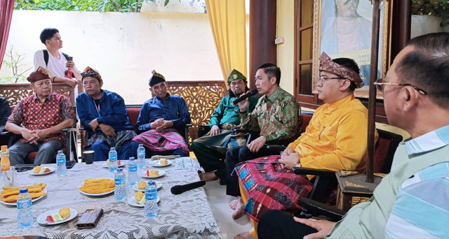 Calon Wali Kota Palembang, Ratu Dewa, saat berdiskusi bersama para tokoh seniman dan budayawan. (ist)