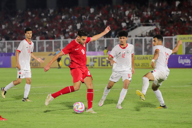 Pemain Timnas U-20 Indonesia Jens Raven mencetak gol ke gawang Timnas U-20 Yaman pada pertandingan Grup F Kualifikasi AFC U-20 Asian Cup di Stadion Madya, Jakarta, Minggu (29/9/2024). Foto: Jamal Ramadhan/kumparan