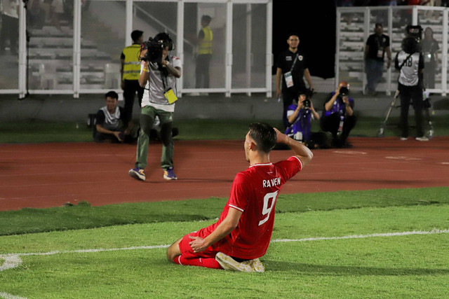 Selebrasi pemain Timnas U-20 Indonesia Jens Raven usai mencetak gol ke gawang Timnas U-20 Yaman pada pertandingan Grup F Kualifikasi AFC U-20 Asian Cup di Stadion Madya, Jakarta, Minggu (29/9/2024). Foto: Jamal Ramadhan/kumparan