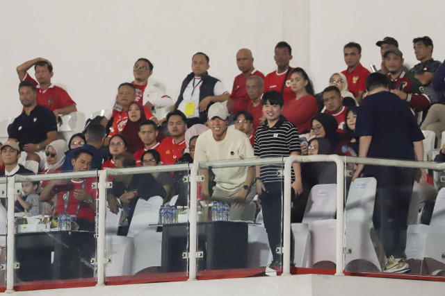 Pelatih Timnas Indonesia Shin Tae-yong menyaksikan Timnas U-20 Indonesia melawan Timnas U-20 Yaman pada pada pertandingan Grup F Kualifikasi AFC U-20 Asian Cup di Stadion Madya, Jakarta, Minggu (29/9/2024). Foto: Jamal Ramadhan/kumparan