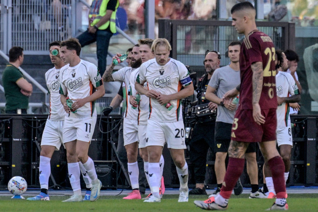 Selebrasi pemain Venezia usai mencetak gol ke gawang AS Roma pada pertandingan Liga Italia di Stadio Olimpico, Roma, Italia, Minggu (29/9/2024). Foto: Tiziana FABI /AFP