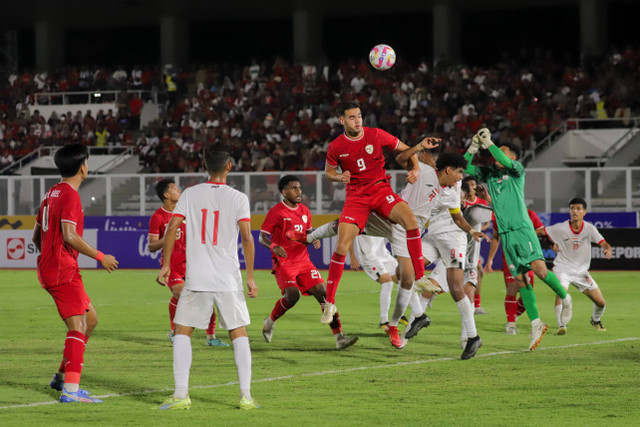 Pemain Timnas U-20 Indonesia Jens Raven berebut bola dengan pemain Timnas U-20 Yaman pada pertandingan Grup F Kualifikasi AFC U-20 Asian Cup di Stadion Madya, Jakarta, Minggu (29/9/2024). Foto: Jamal Ramadhan/kumparan