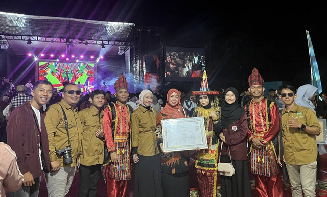 Momen kontingen IAIN Kendari saat menerima penghargaan atas capaian prestasi di ajang The 2nd Sungai Bangek International Festival (SeiBa) Tahun 2024.