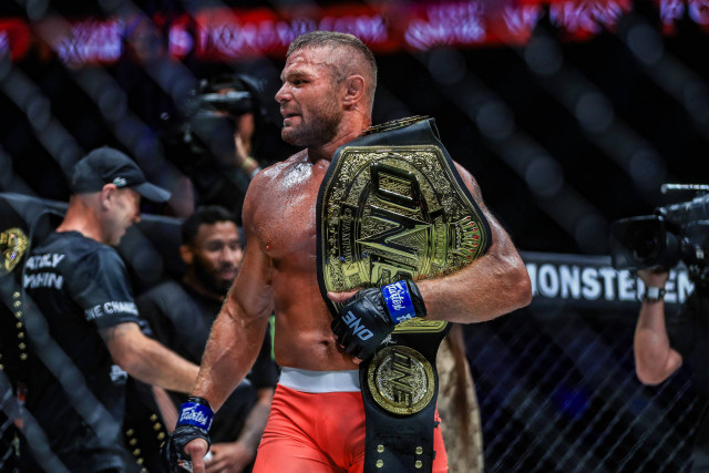 Anatoly Malykhin menyandang sabuk ONE Championship. Foto: ONE Championship