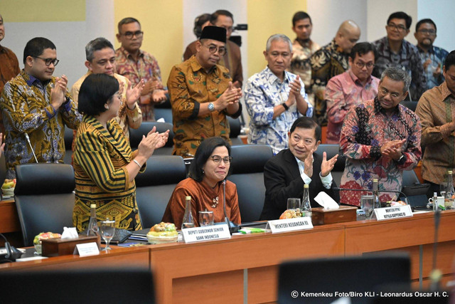 Foto Rapat Pembahasan RUU APBN. Diakses https://www.kemenkeu.go.id/informasi-publik/publikasi/berita-utama/Pemerintah-dan-Banggar-DPR-Sepakati-RUU-APBN, pada 30 September 2024.