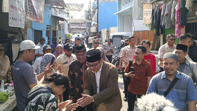 Cagub Jakarta, Ridwan Kamil menyapa warga sebelum silaturahmi dengan tokoh Dewan Masjid Indonesia di Papanggo, Tanjung Priok, Jakarta Utara, Senin (30/9/2024). Foto: Fadlan Nuril Fahmi/kumparan