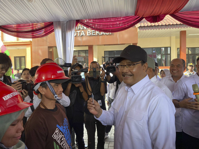 Momen Menteri Sosial, Saifullah Yusuf atau Gus Ipul memberi bantuan Asistensi Rehabilitasi Sosial (Atensi) pada pemulung dan bantuan alat pendidikan ke sekolah dasar di Bantar Gebang, Bekasi pada Senin (30/9/2024). Foto: Abid Raihan/kumparan