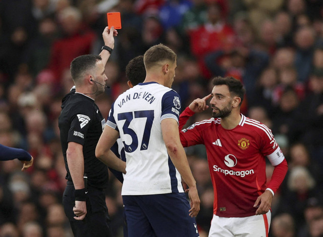 Pemain Manchester United Bruno Fernandes dikartu merah oleh wasit Chris Kavanagh pada pertandingan Liga Inggris saat Manchester United melawan Tottenham Hotspur di Old Trafford, Manchester, Inggris, Senin (30/9/2024). Foto: Lee Smith/REUTERS 